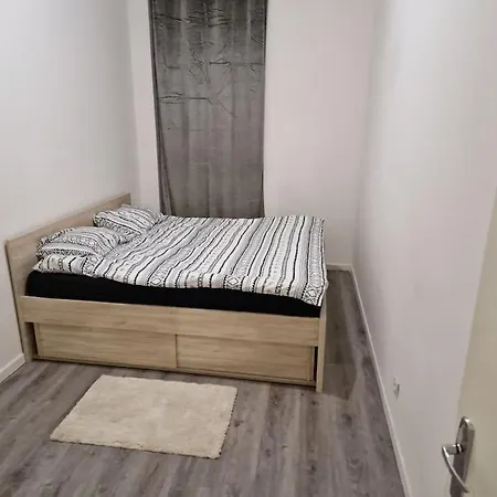 Grande Chambre Dans Un Grand A Partage, Au Centre De