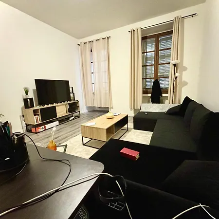 Grande Chambre Dans Un Grand A Partage, Au Centre De * Marseille